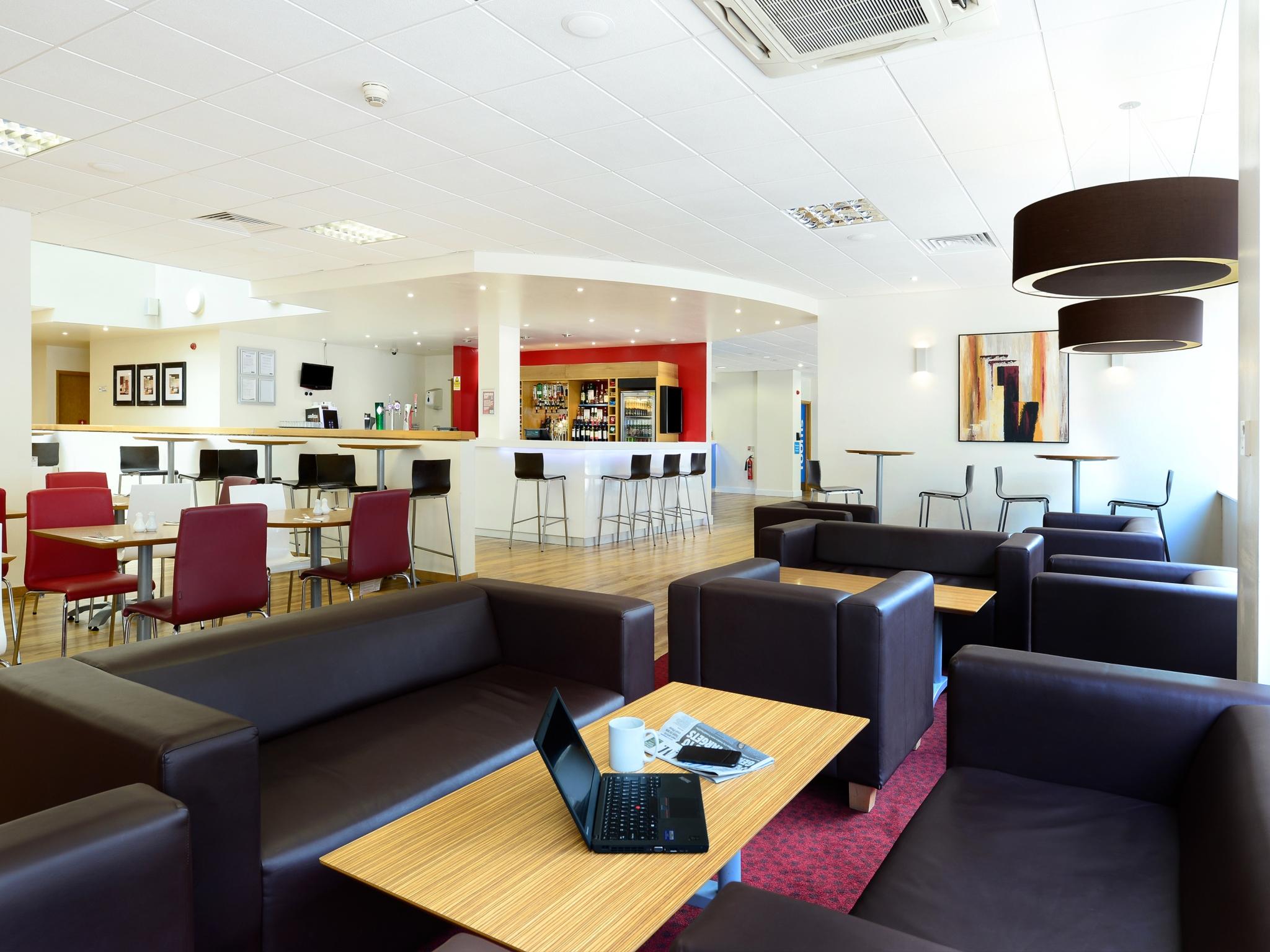 Travelodge London Central City Road Экстерьер фото