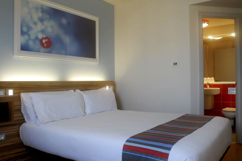 Travelodge London Central City Road Экстерьер фото